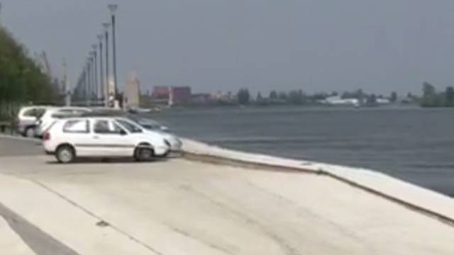 Auto sletio u Dunav: Muškarac i žena uspjeli isplivati na obalu