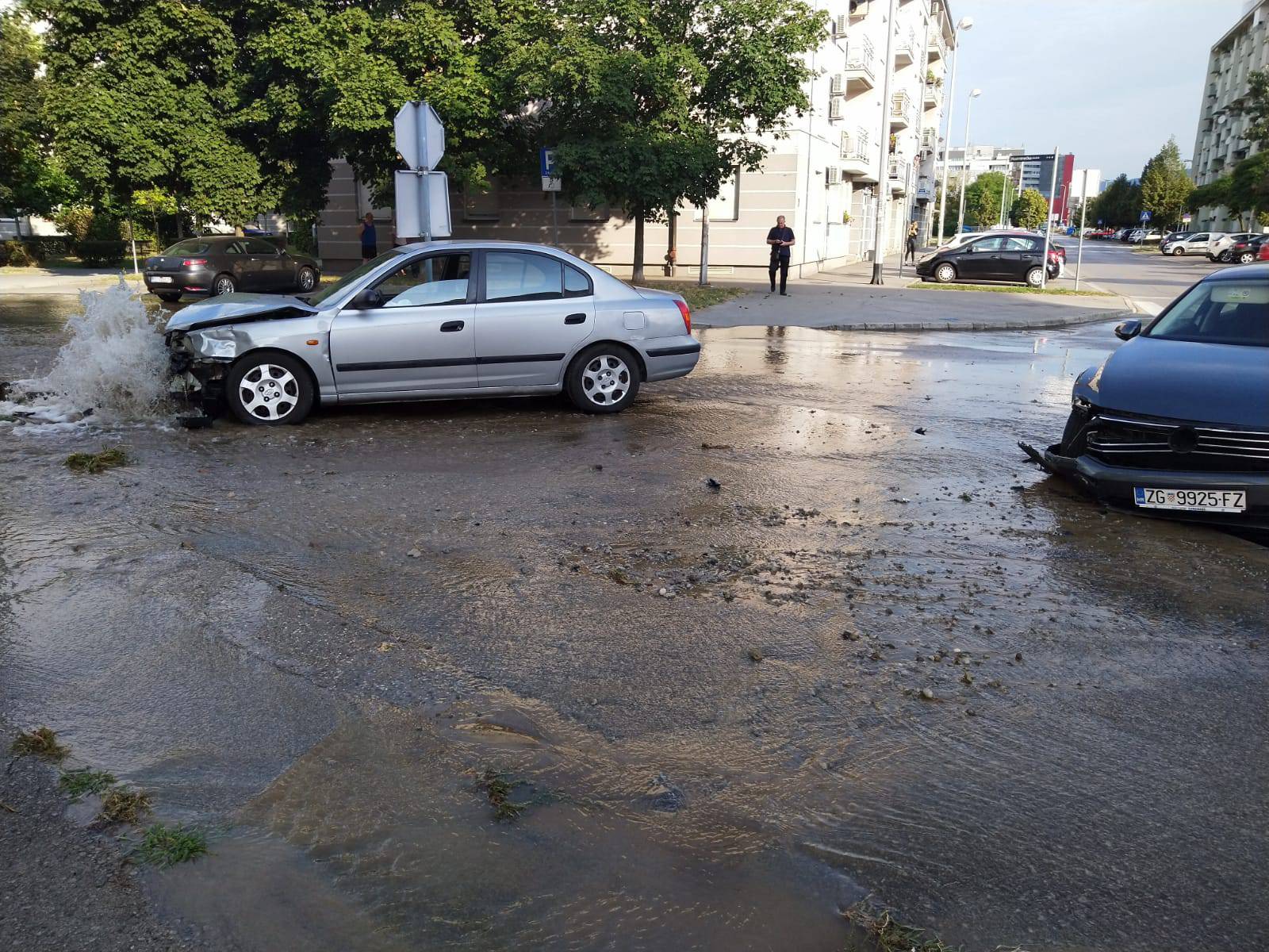 Sudarili se na Vrbanima: Auto u hidrantu, vozačica u bolnici