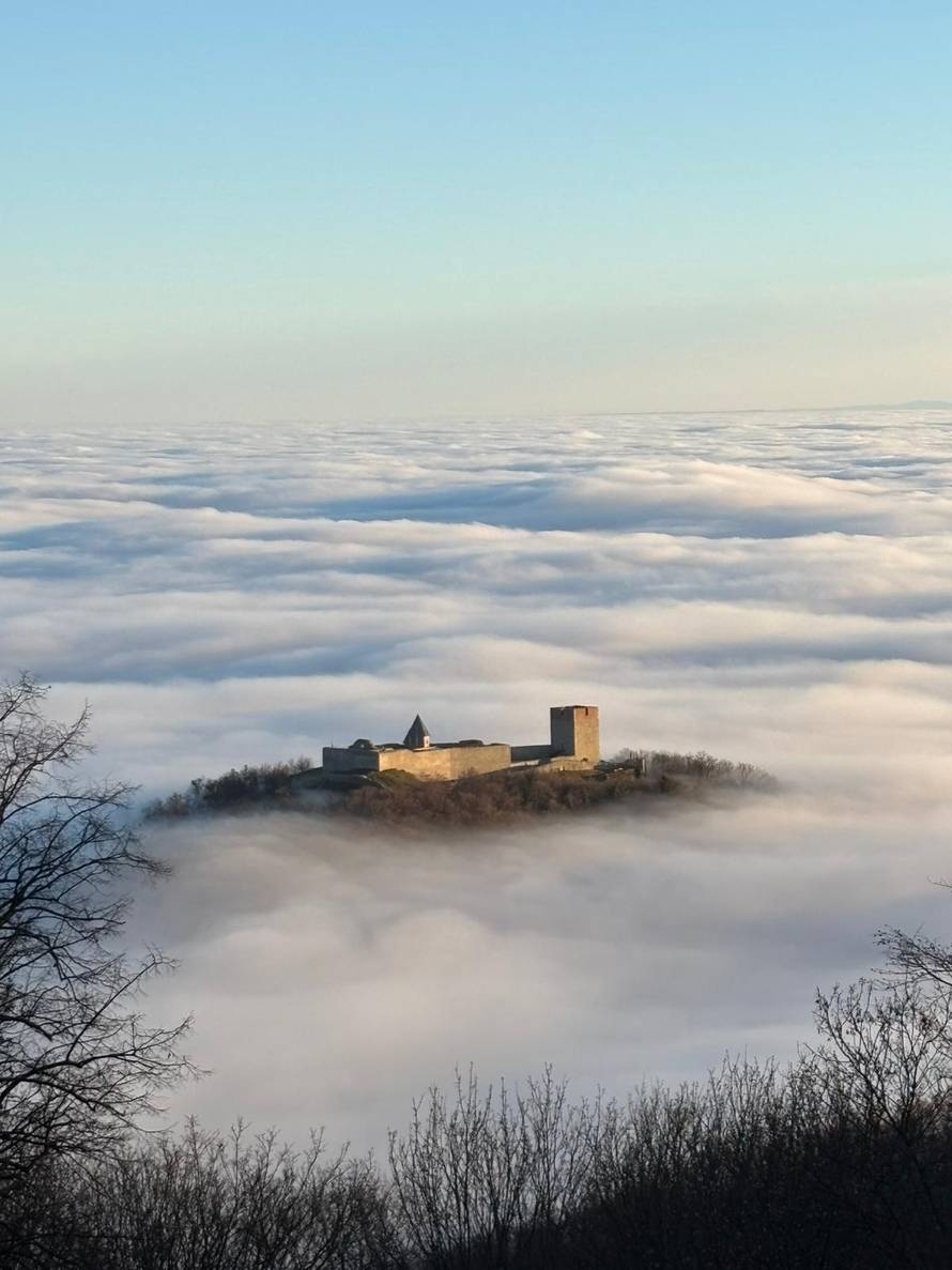 FOTO Medvedgrad u gustoj magli 'pluta' nad Zagrebom