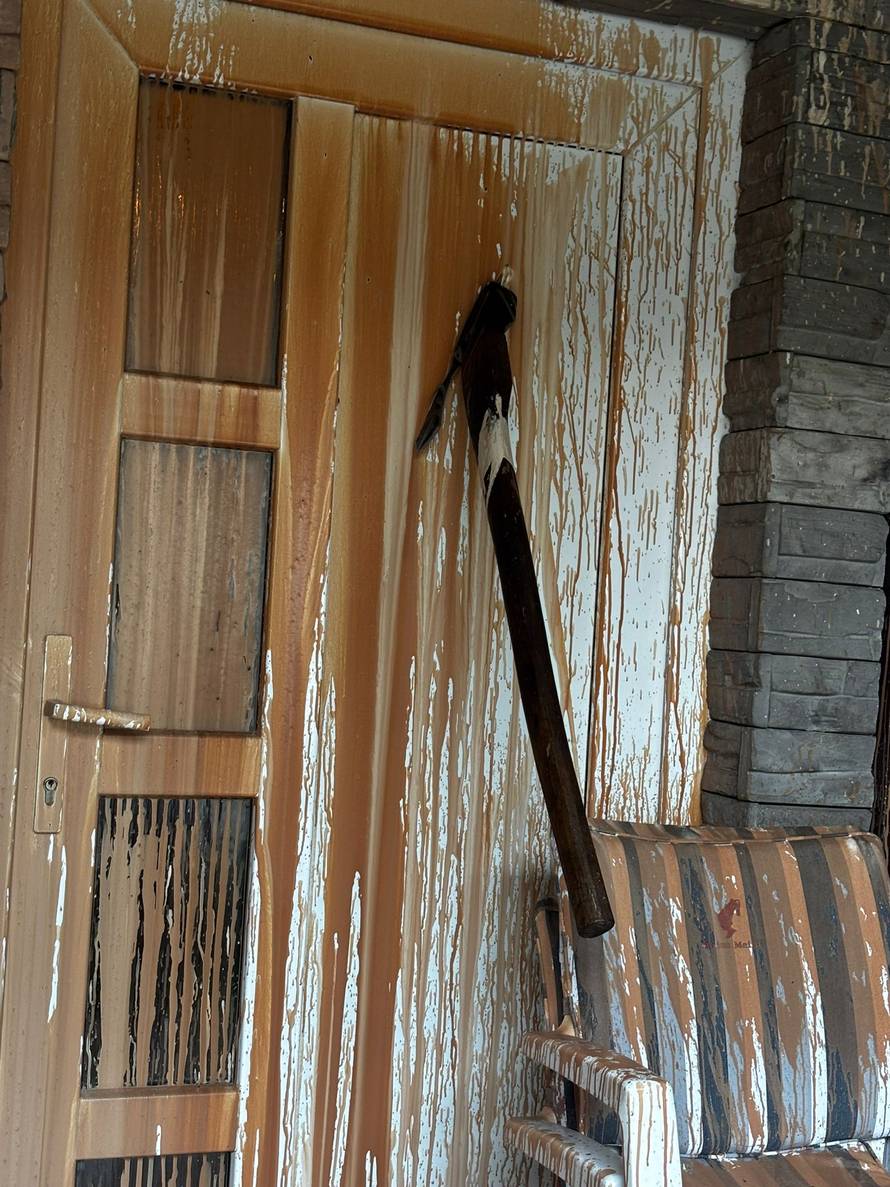 HOROR U ZAGREBU U vratima kuće našao sjekiru: 'Ne znam kakva je to poruka. Strah me'