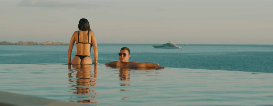 Knöll se izvijala u spotu 'Zvezde Granda': Pokazala je obline u bikiniju, snimali u luksuznoj vili