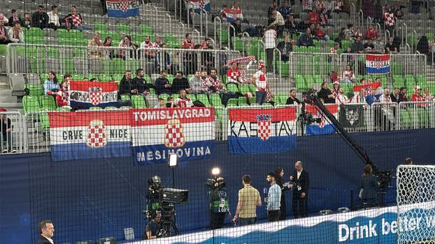 FOTO Hrvatski navijači svugdje su show! Dominiraju i u futsalu. Utakmicu pratio i Mandžukić