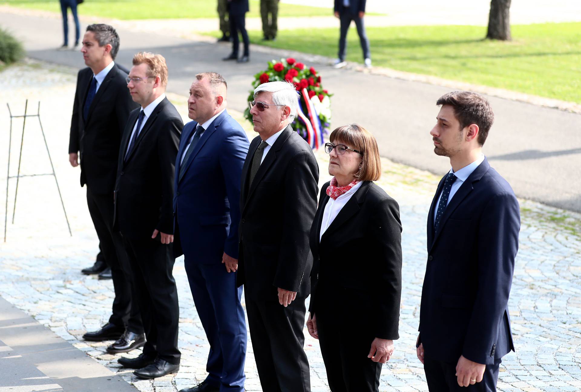 Zagreb: Andrej Plenković i suradnici  položili vijence na Mirogoju povodom dana Hrvatske vojske