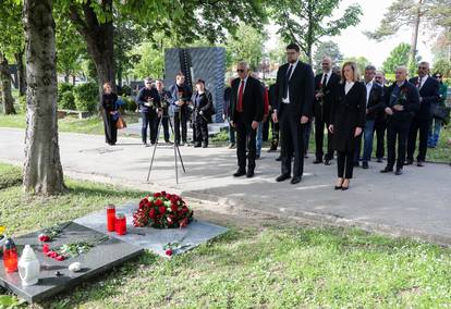 Zagreb: Izaslanstvo SDP-a obišlo grob Ivice Račana povodom 16. obljetnice njegove smrti 