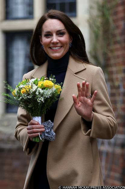 Kate Middleton pekla palačinke umirovljenicima, zalijepile se za tavu, smjesa letjela posvuda