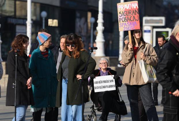Zagreb: Muška molitva i popratni prosvjed na glavnom gradskom trgu