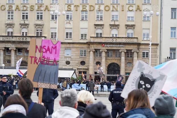 Zagreb: Prosvjednici protiv molitelja na glavnom trgu 