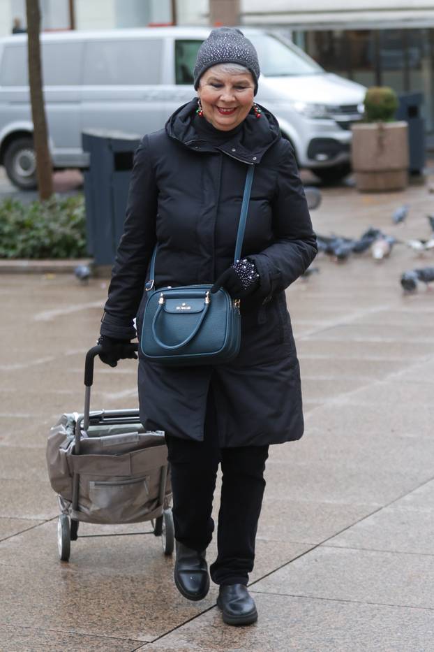 Zagreb: Nasmijana Jadranka Kosor prolazi Trgom Petra Preradovića