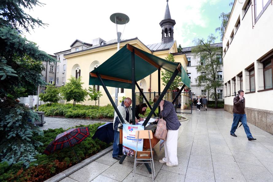 Lovci na potpise: 'Promijenit će djeci spol ako sad ne potpišete'