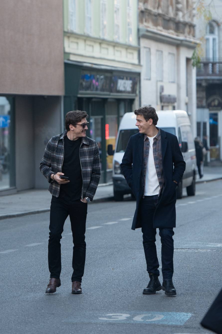 Za koga li su buketi? Marko i Nikola iz 'Divljih pčela' popili kavu pa kupili divno cvijeće