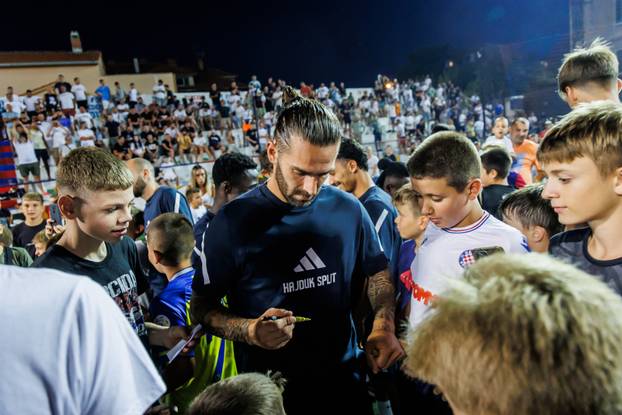 Split: Igrači Hajduka posjetili su Torciida kup