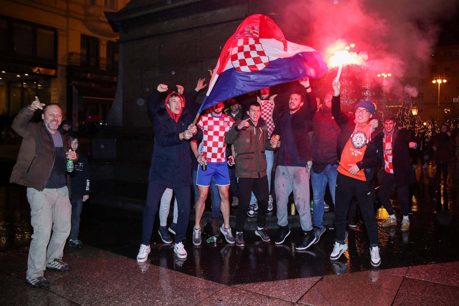 Slavlje navijača u Zagrebu nakon prolaska Hrvatske u polufinale Svjetskog prvenstva