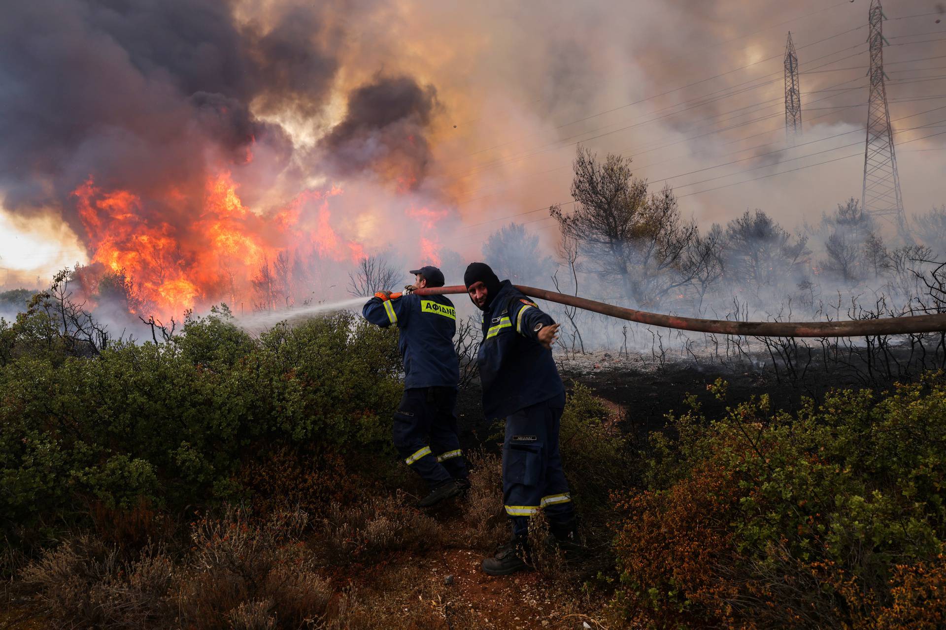 Požari u Grčkoj, ljudi napuštaju domove: 'Bježimo iz pakla!'