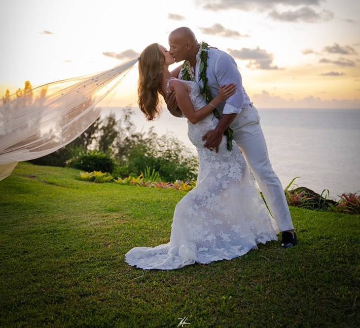'The Rock' na Havajima oženio 13 godina mlađu: 'Uzimam te'
