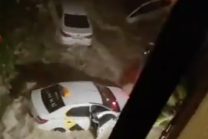 Poplava biblijskih razmjera pogodila Rusiju: Voda je nosila aute po cesti