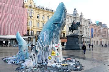 Zagreb: Greenpeace doveo kitove na JelaÄiÄev trg