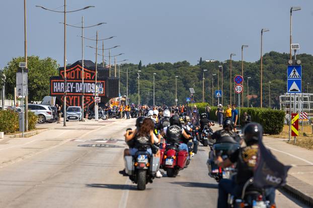 Nekoliko tisuća vlasnika Harley Davidsona prolazi kroz Pulu u defileu