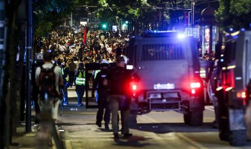 FOTO Baklje, kamenje, topovski udari. 23 privedeno, ozlije&dstrok;eni policajci. Vu&ccaron;i&cacute; najavio ostavku