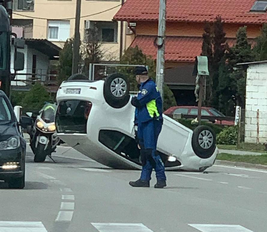KRŠ I LOM U ZAPREŠIĆU! Auto je završio na krovu u raskrižju