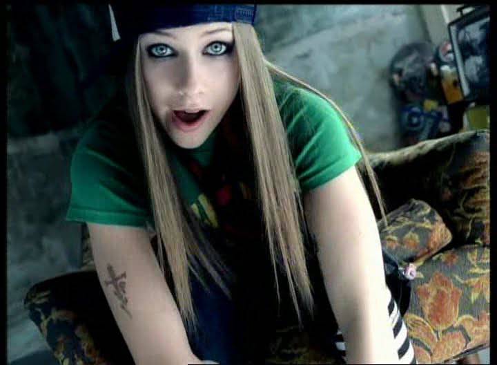 Bizarna teorija: 'Avril Lavigne je godinama mrtva, ima dvojnicu'