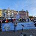 Završena molitva na Trgu, okupili se i kontraprosvjednici: 'Slobodne smo i ravnopravne'