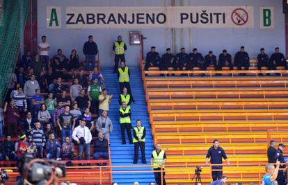 Izboli navijače Crvene zvezde, jednog su uboli nožem u prsa