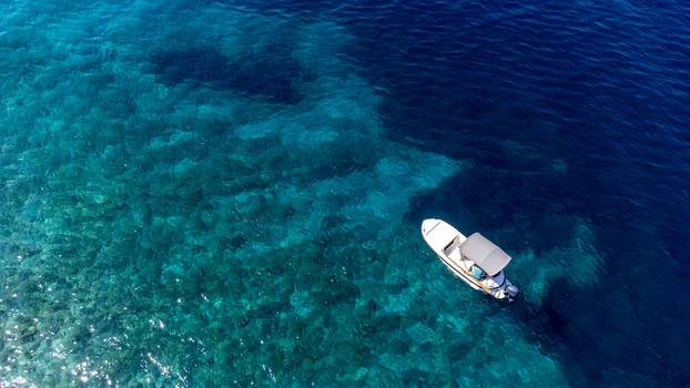 Otok Bavljenac izgleda kao divovski otisak prsta i nezaobilazna je atrakcija u šibenskom arhipelagu