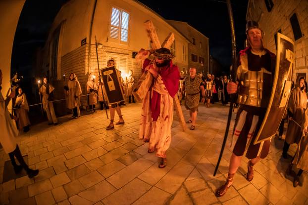 U Imotskom na Cvjetnicu uprizorena „Imotska Muka“, scenski prikaz Muke Gospodina našega Isusa Krista 