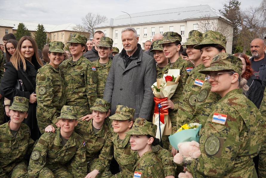 Thompsonova kći Diva Marija prisegnula u vojarni. Stigao i tata pjevač. Pogledajte fotke