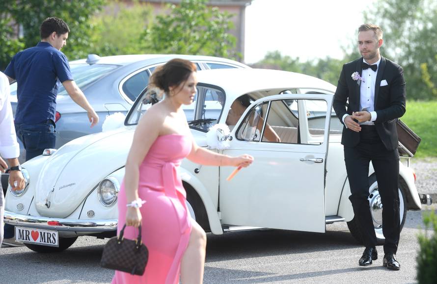 Izabel se nije odvajala od svog Matea na svadbi njegove sestre