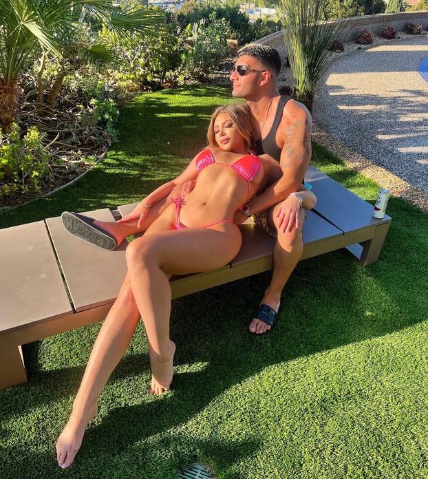 FOTO Tko je bujna cura koja je digla majicu i Trumpu pokazala grudi? 'Doniram mu od zarade'