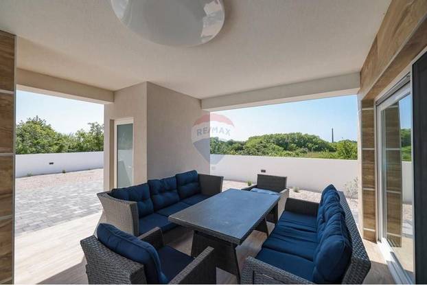 FOTO Pogledajte kuću koju su izgradili usred polja u Grbama: Stoji samo pola milijuna eura...