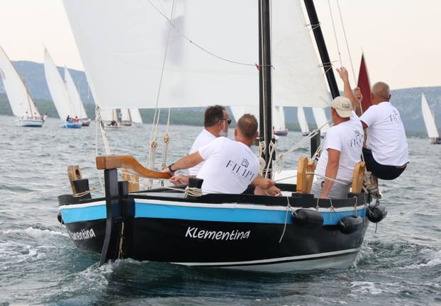 FOTO Čuvari stoljetne tradicije: Drveni brodovi utrkivali se na 'Regati za dušu i tilo' u Betini