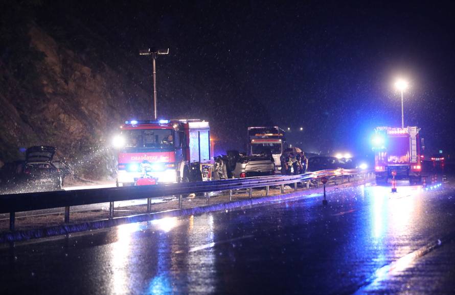 Vrgorac:Tri osobe smrtno stradale u sudaru na A1 prije izlaza Ravča u smjeru Dubrovnika.