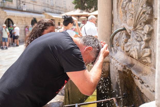 Dubrovnik: Građani i turisti pokušavaju se rashladiti usred velikih vrućina