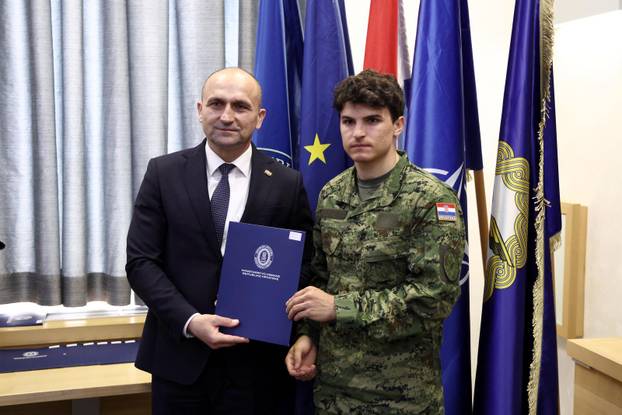 Zagreb: Ministar Anušić uručio ugovore vrhunskim sportašima i pričuvnicima Hrvatske vojske