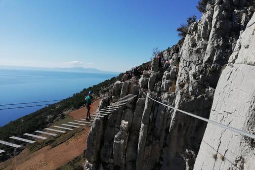 Veličanstven pogled na impresivne pejzaže okupane sunčevim zrakama