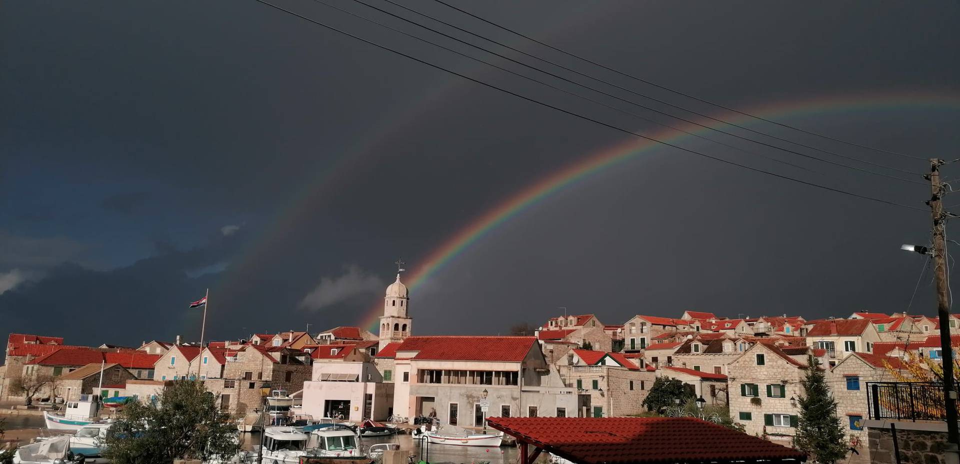 FOTO Pogledajte spektakularnu dugu koja 'isijava' iz zvonika