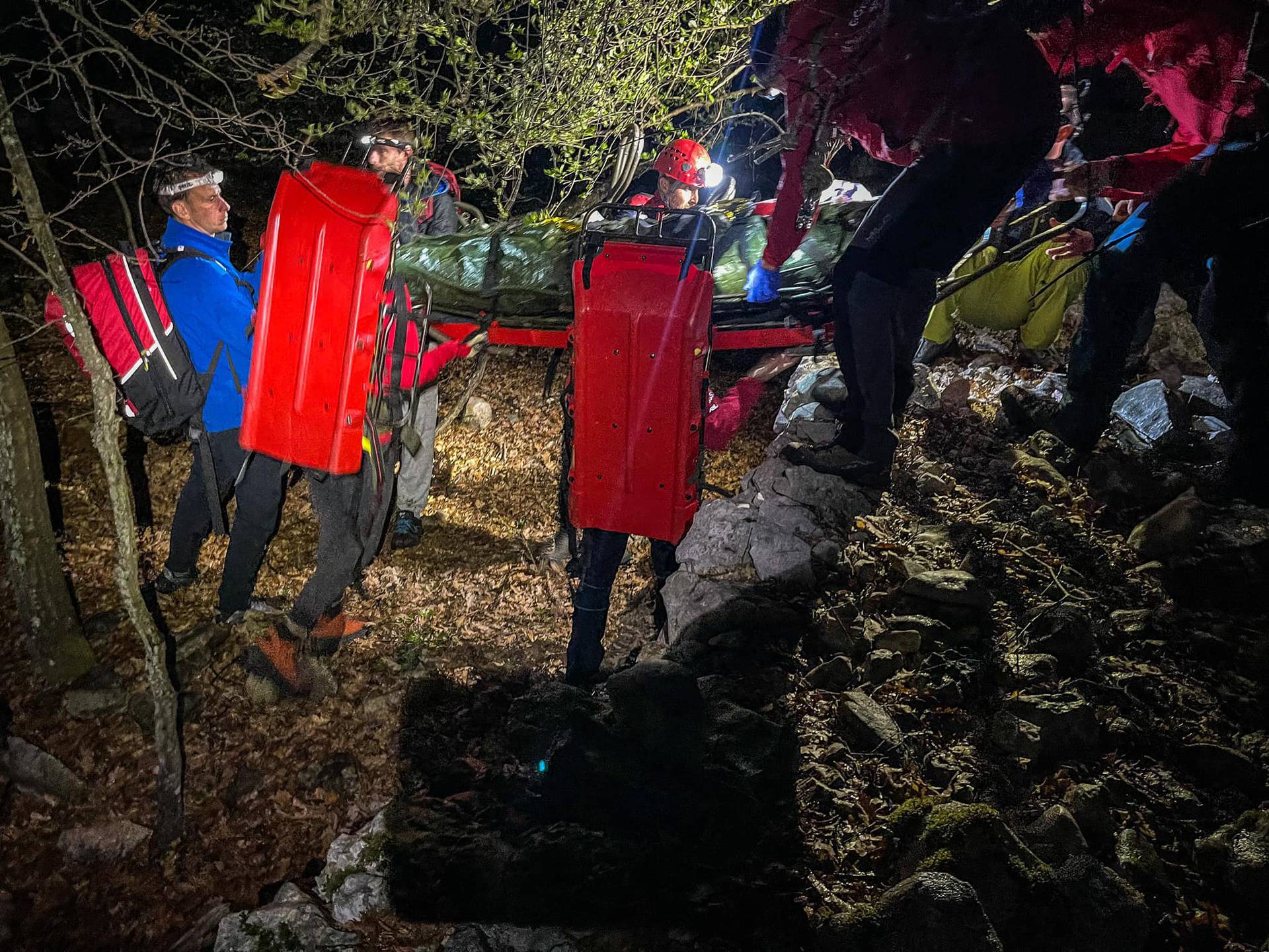 HGSS spašavao ženu na Cresu: Planinarila i brala šparoge, u padu teško ozlijedila kralježnicu