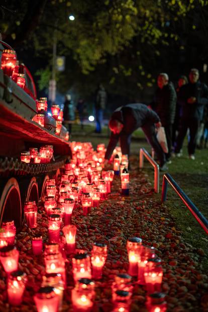 FOTOGALERIJA Kod crvenog fiće koji gazi tenk građani zapalili svijeće u sjećanje na Vukovar