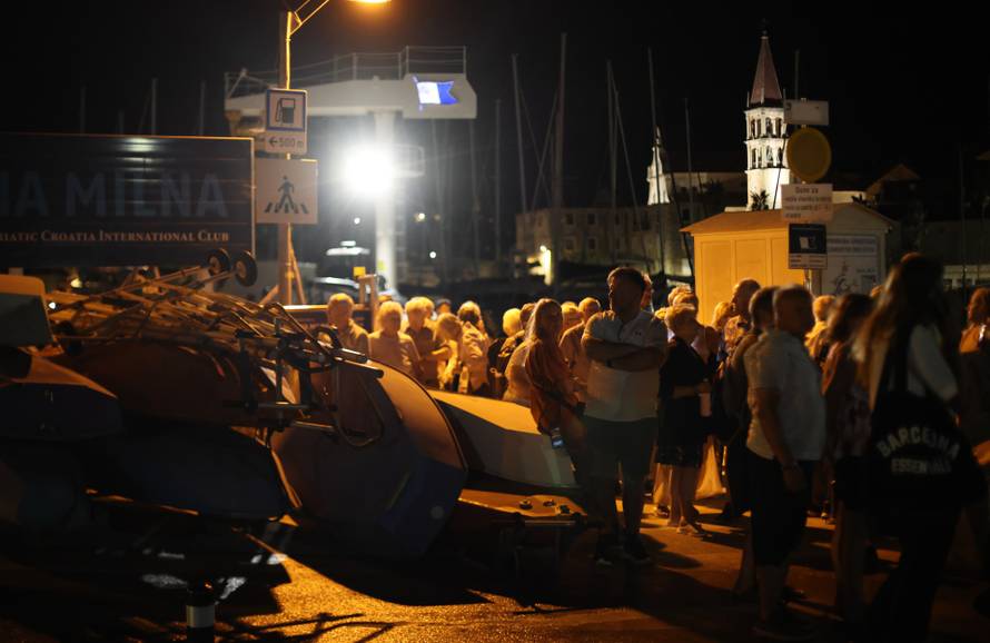 Milna: Zbog požara turisti proveli noć na rivi