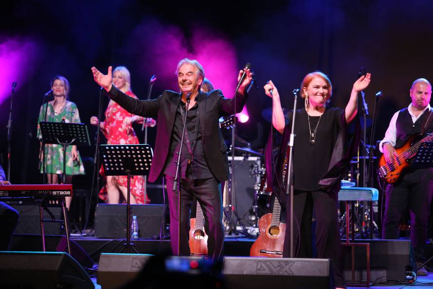 Radolfija raznježila unuka Ema (6): Donijela mu buket na binu