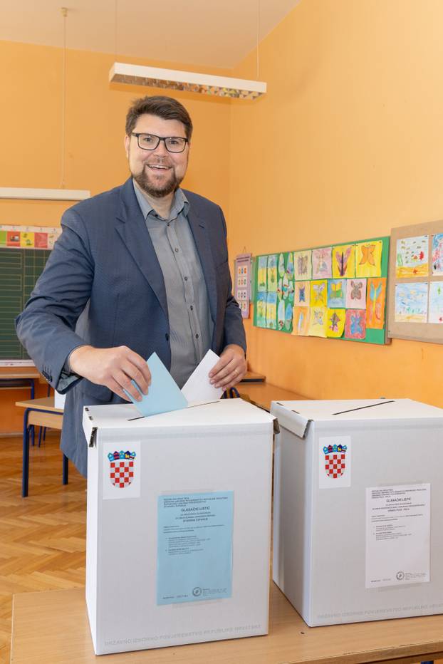 Pula: Kandidat za gradonačelnika Peđa Grbin glasovao u drugom krugu lokalnih izbora