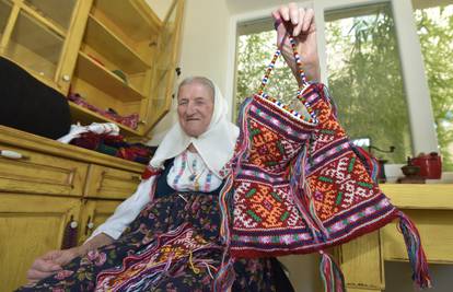 Peka Zelić (98) ‘otvorila’ svoj dućančić, plete torbe i prodaje