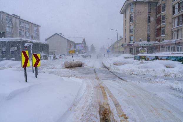 Korenica: Jako snježno nevrijeme stvorilo velike probleme u prometu