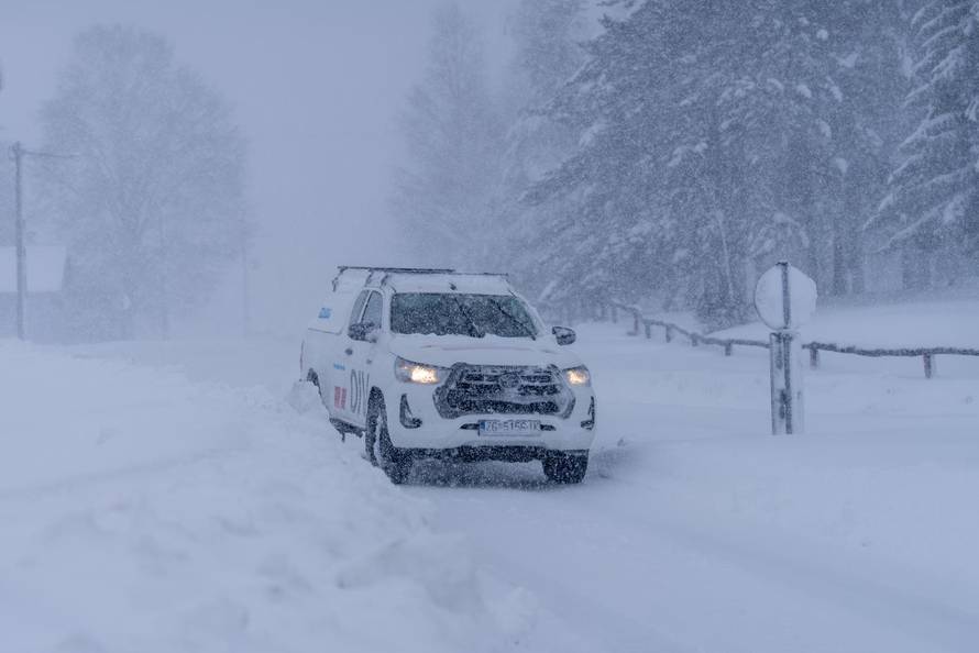 Korenica: Jako snježno nevrijeme stvorilo velike probleme u prometu