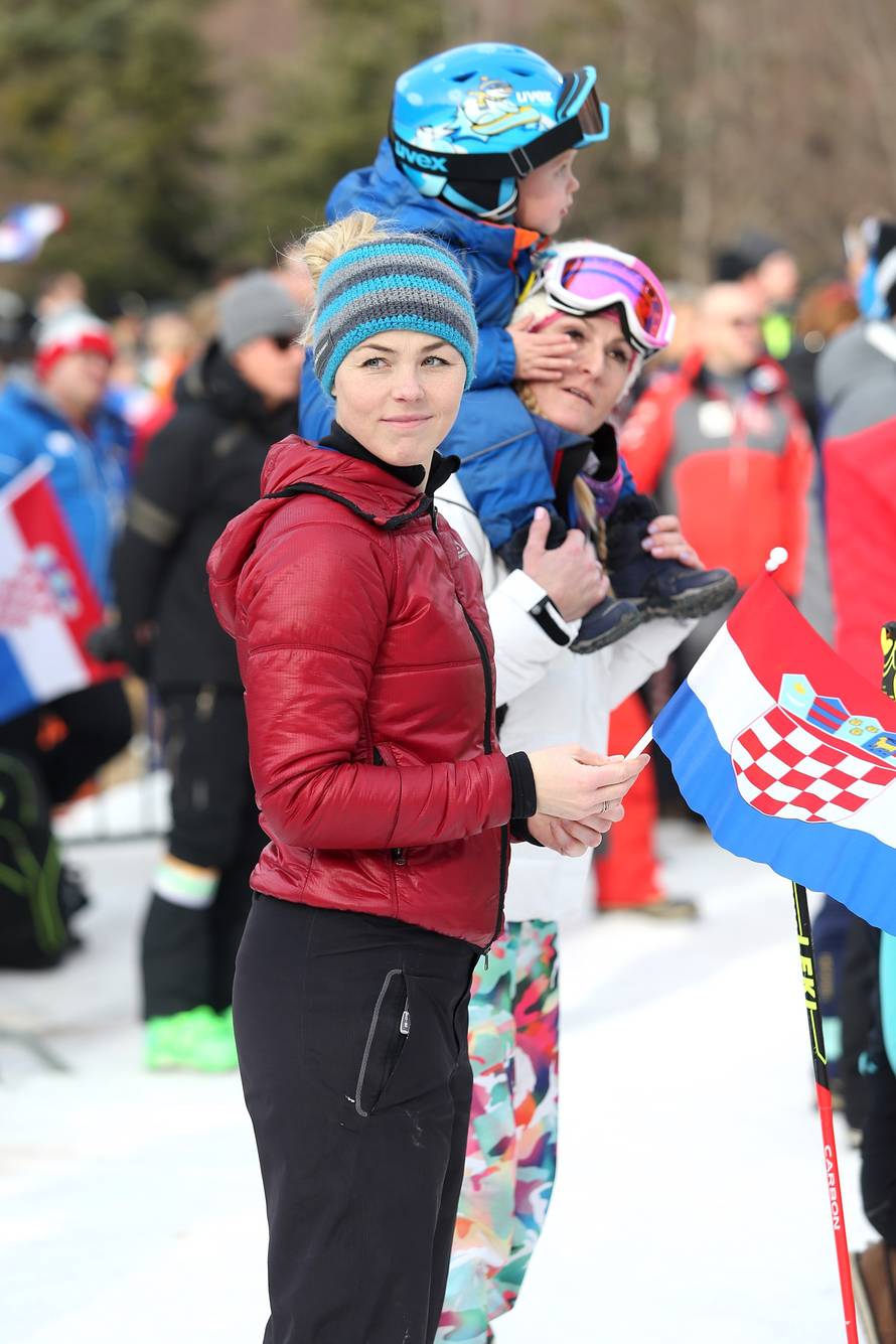 Elin Kostelić i blizanke stigle kući: Ležale na mami u pidžami