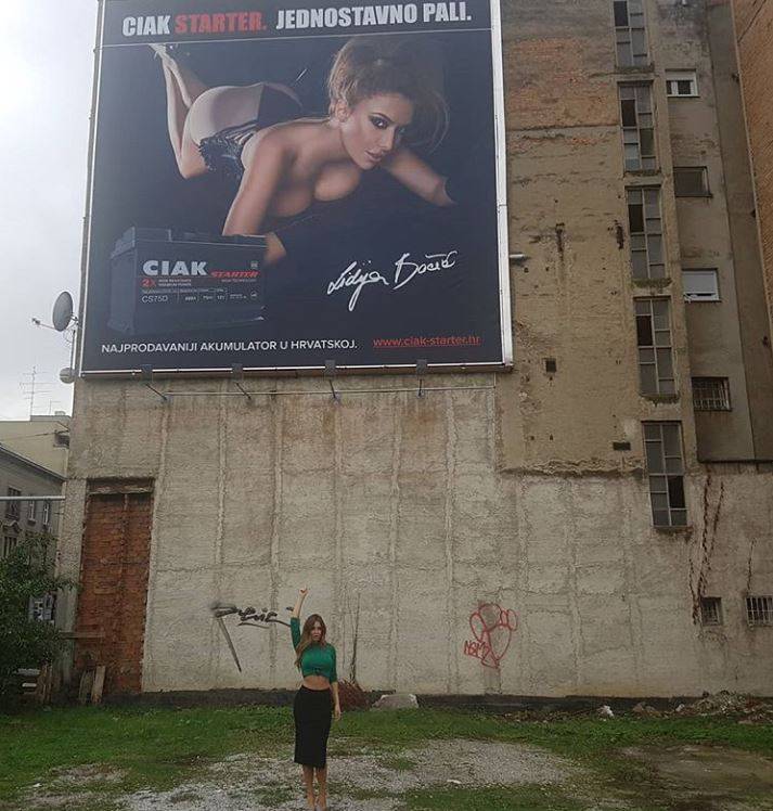 'Dovoljno?': Lidijina guza stala je na plakat od 100 kvadrata