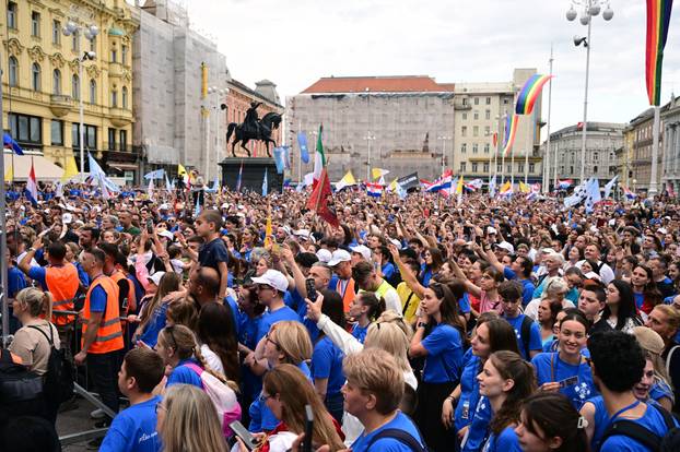 Zagreb: Dolazak hodočasnika Antunovskog hoda na Trg bana Josipa Jelačića