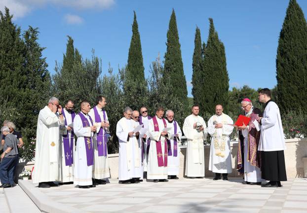 Šibenik: Na blagdan Svih svetih misno slavlje predvodio je mons. Tomislav Rogi?